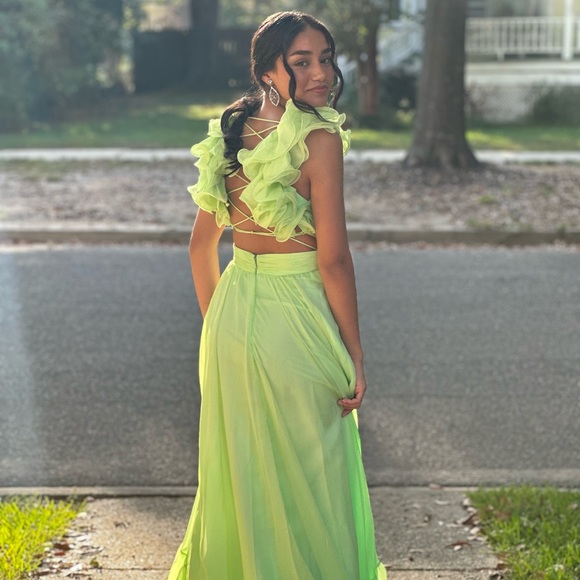 MAC DUGGAL INDY CHIFFON GOWN - Picture 3 of 11